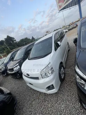 Toyota Voxy X 2WD 8-Seater 2013 White
