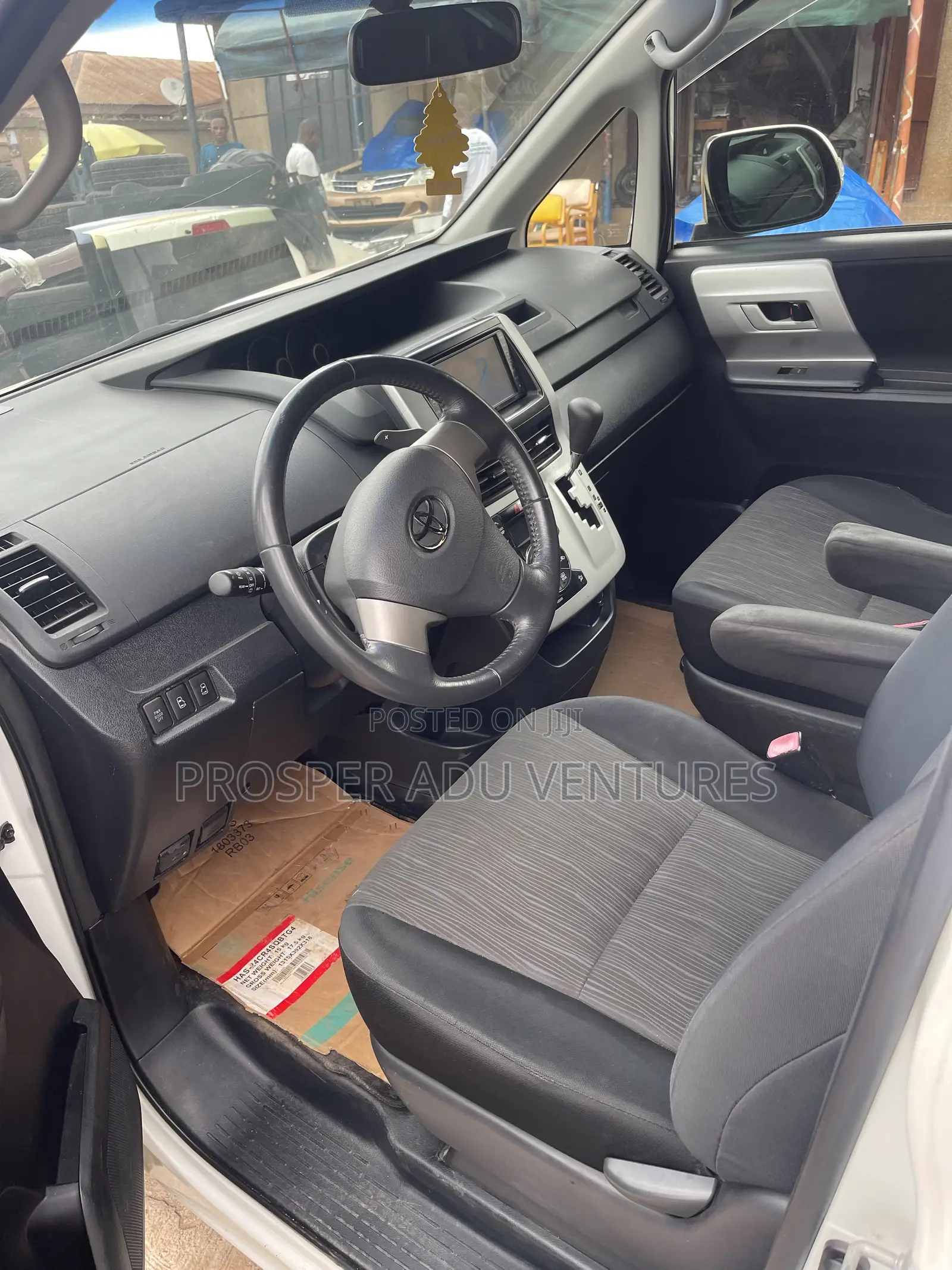 Toyota Voxy X 2WD 8-Seater 2013 White
