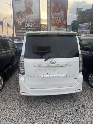 Toyota Voxy X 2WD 8-Seater 2013 White