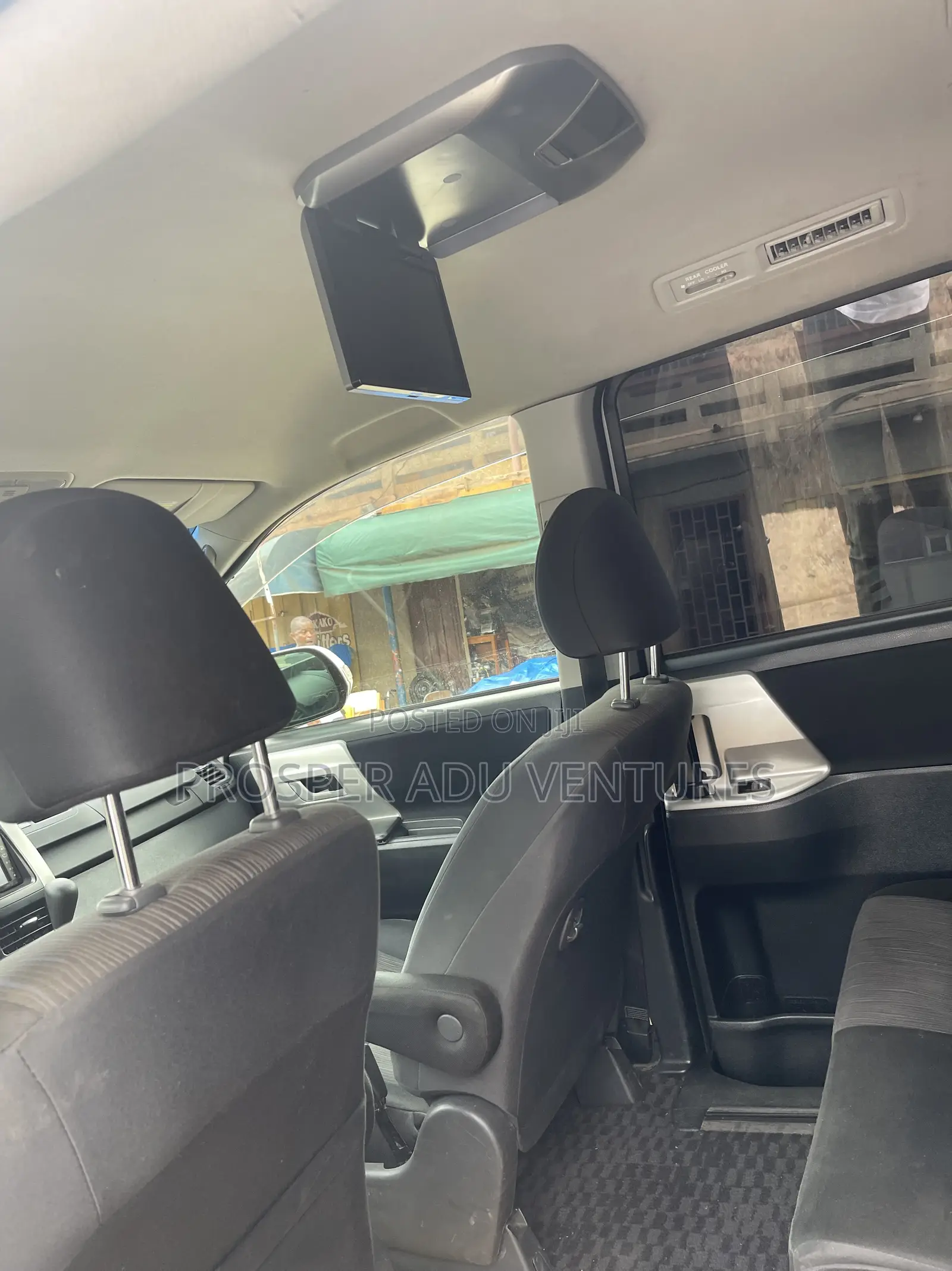 Toyota Voxy X 2WD 8-Seater 2013 White