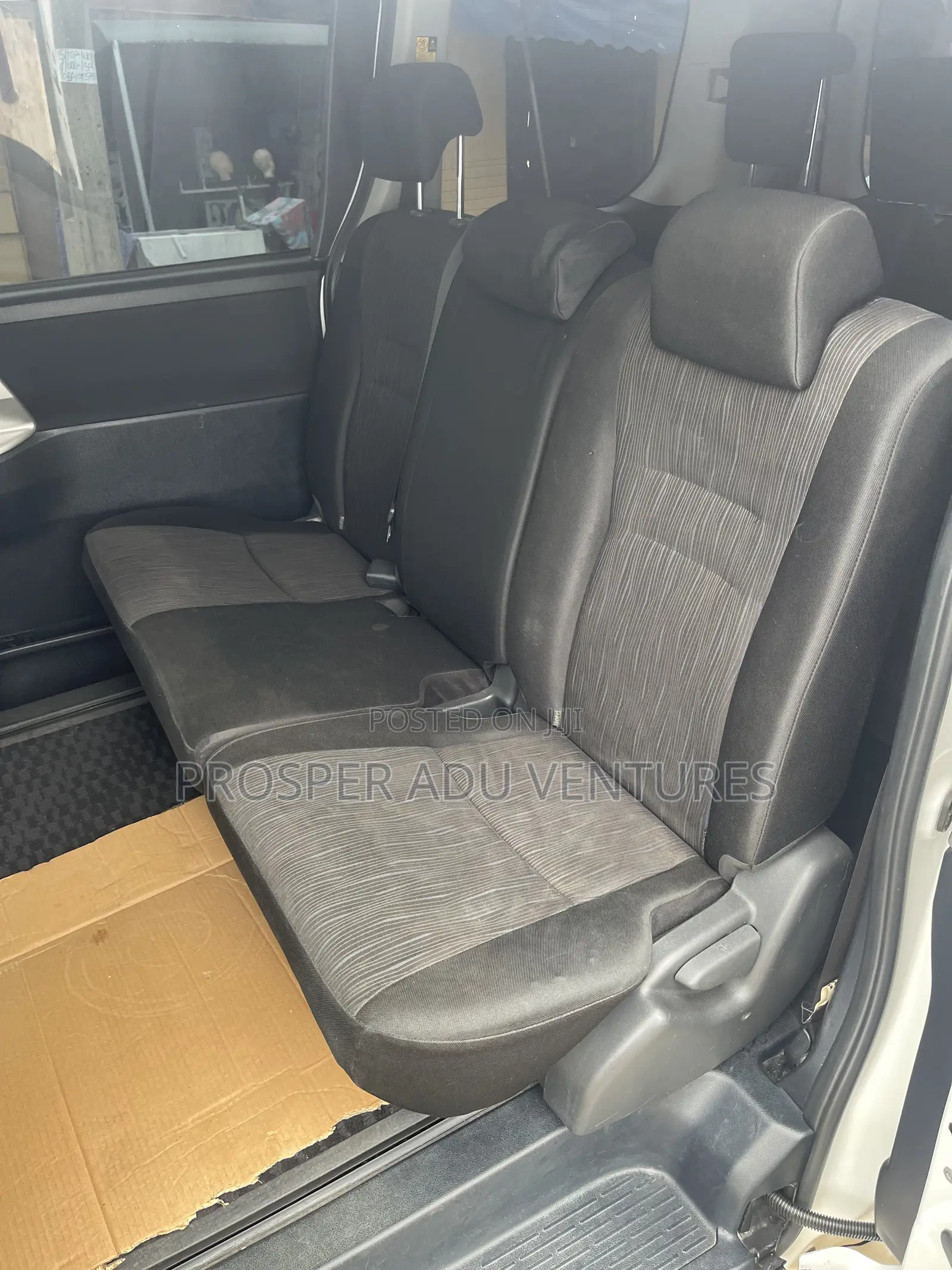 Toyota Voxy X 2WD 8-Seater 2013 White