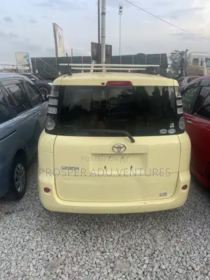 Toyota Sienta 1.5 FWD 2011