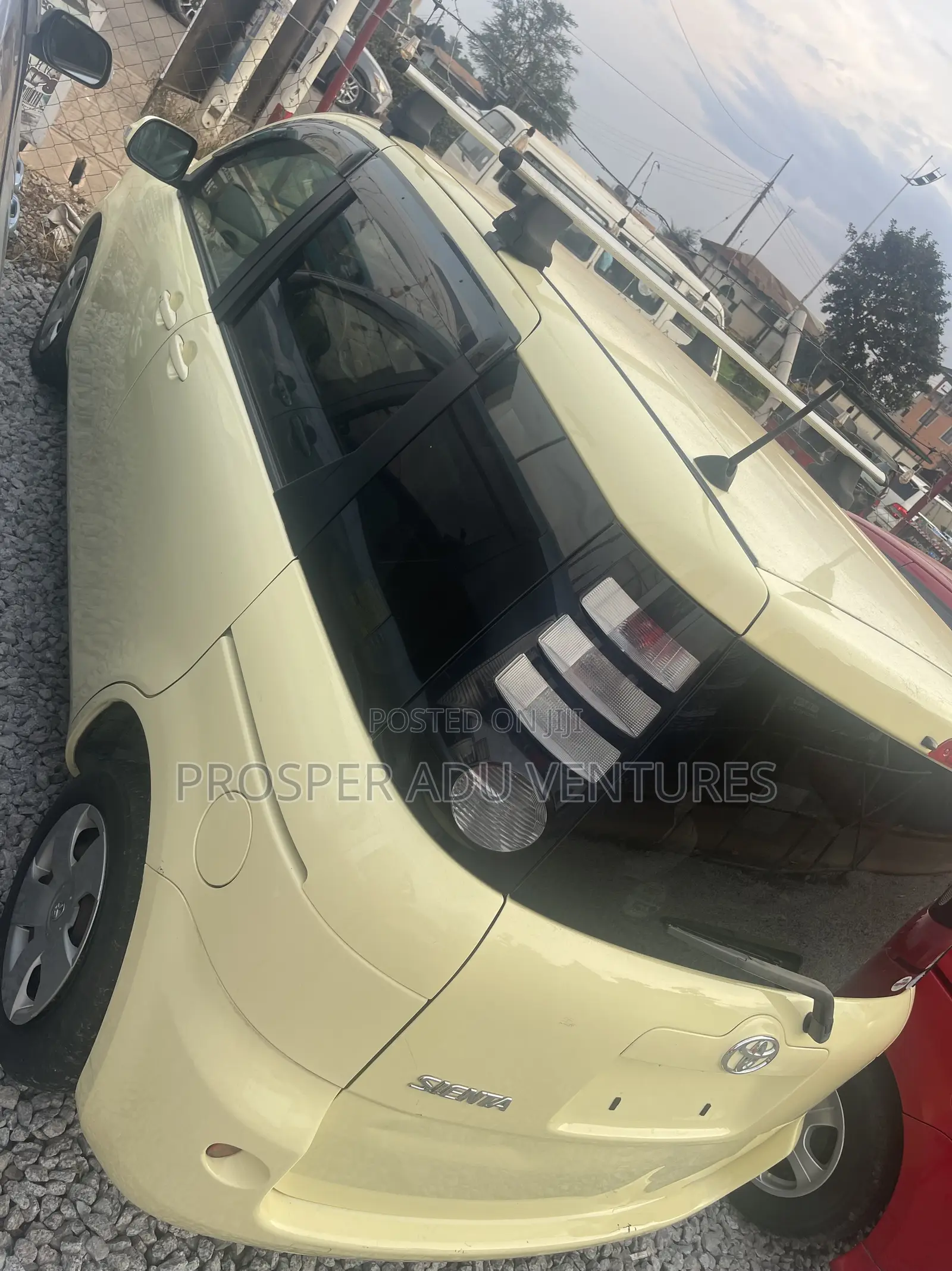 Toyota Sienta 1.5 FWD 2011