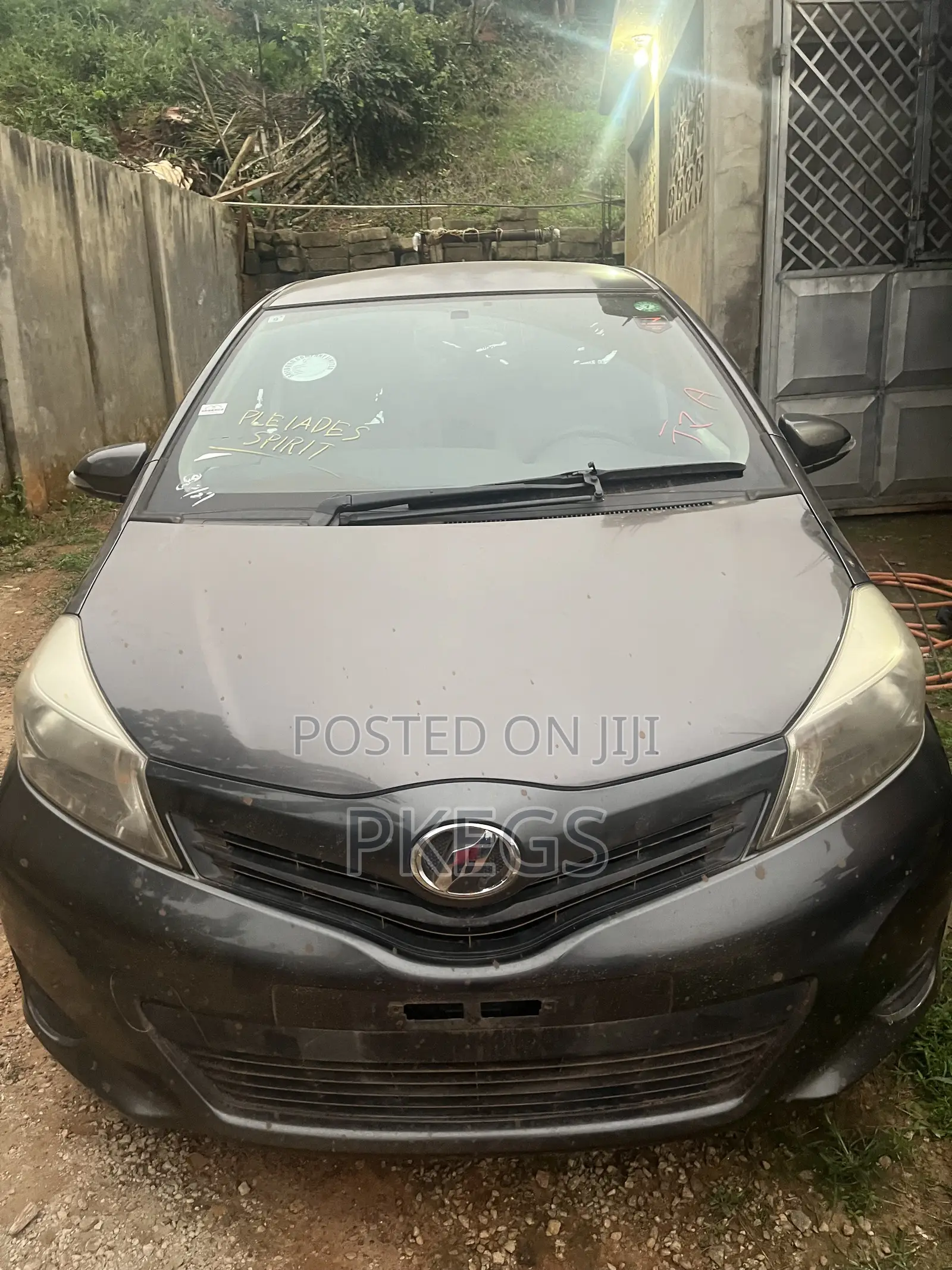 Toyota Vitz 1.0 FWD 3dr 2013 Gray