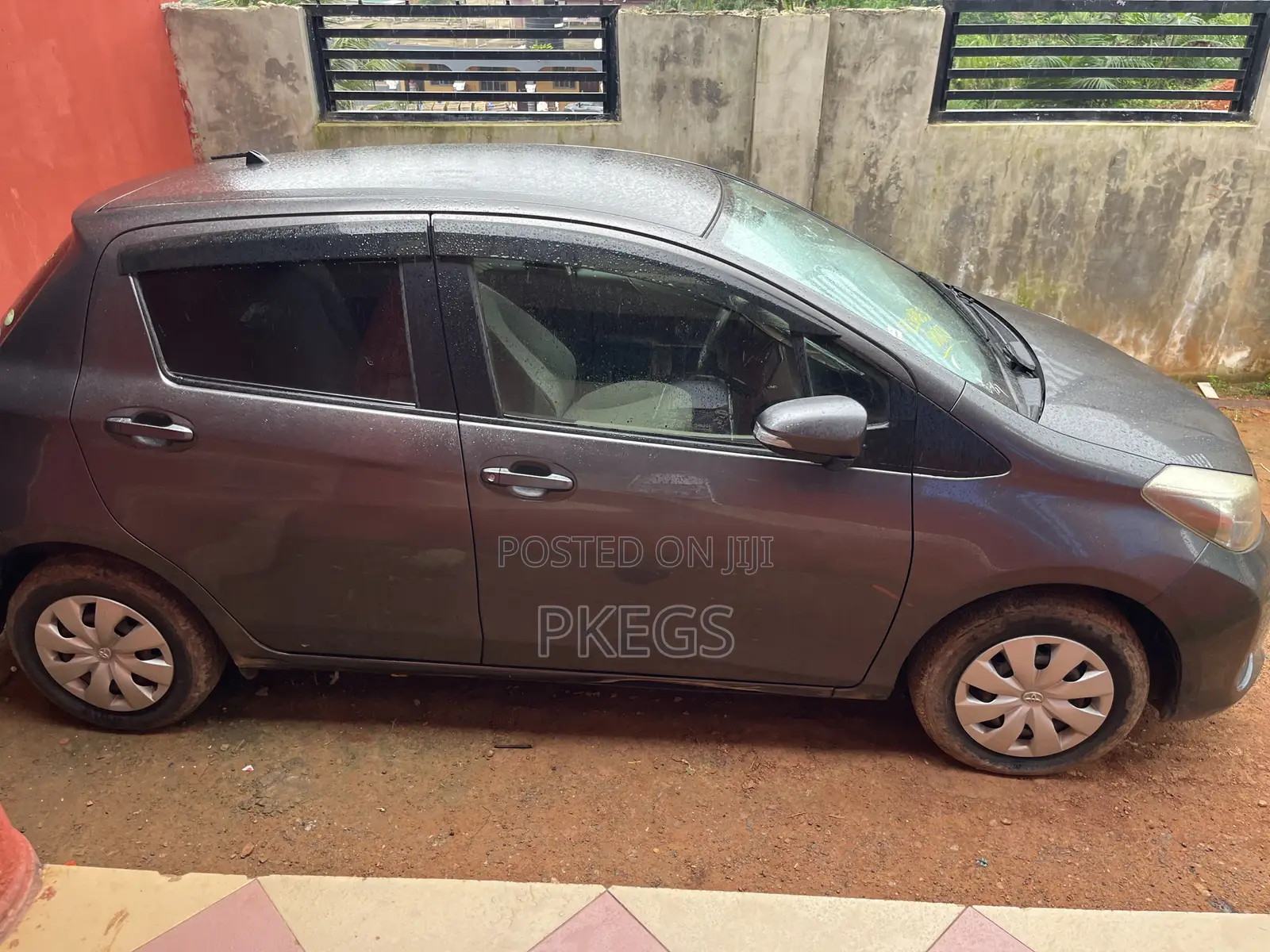 Toyota Vitz 1.0 FWD 3dr 2013 Gray