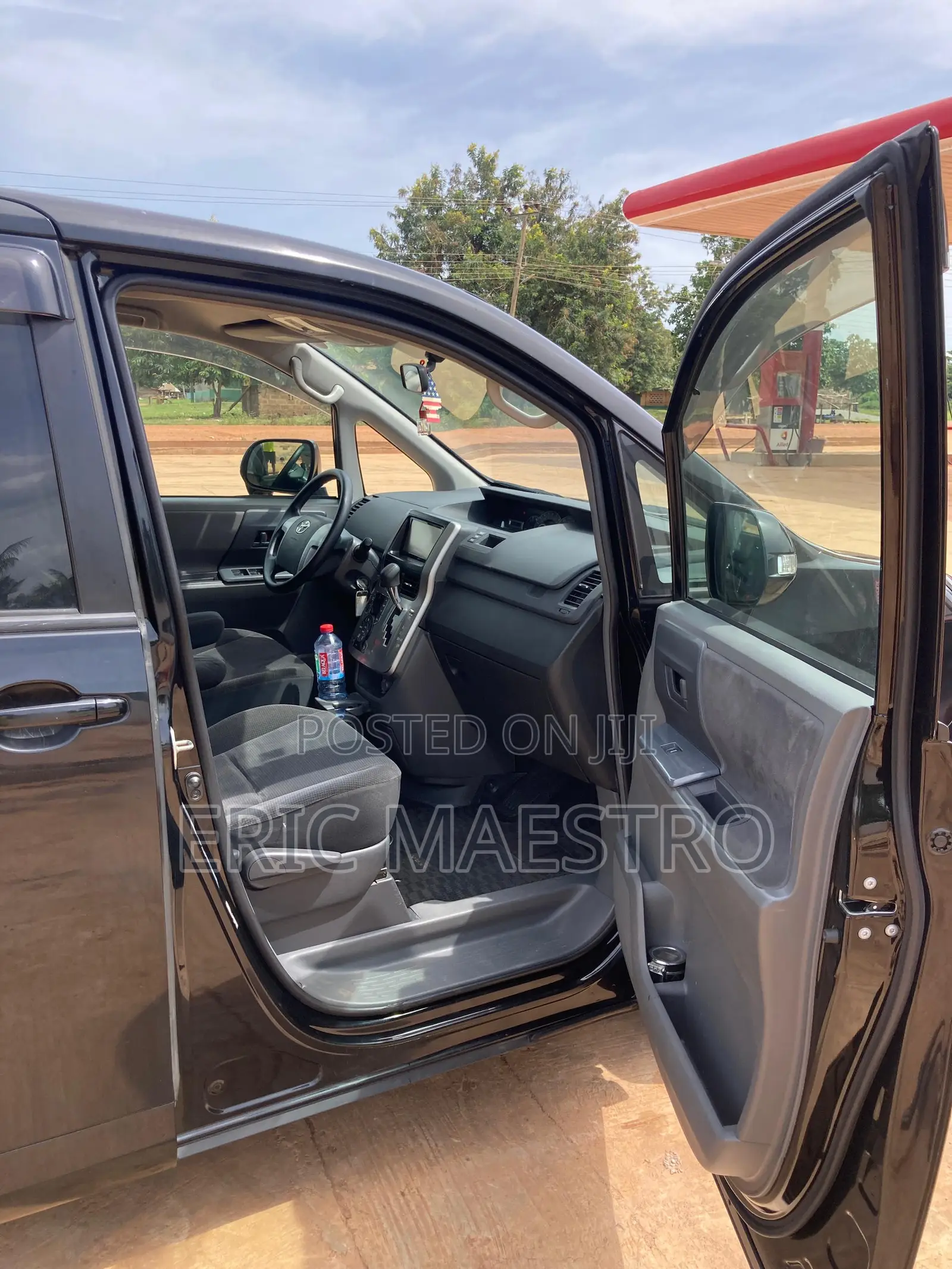 Toyota Voxy V 4WD 8-Seater 2010 Black