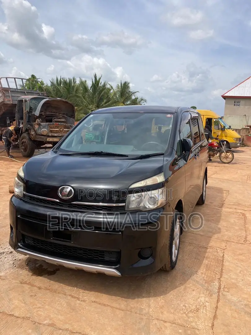 Toyota Voxy V 4WD 8-Seater 2010 Black