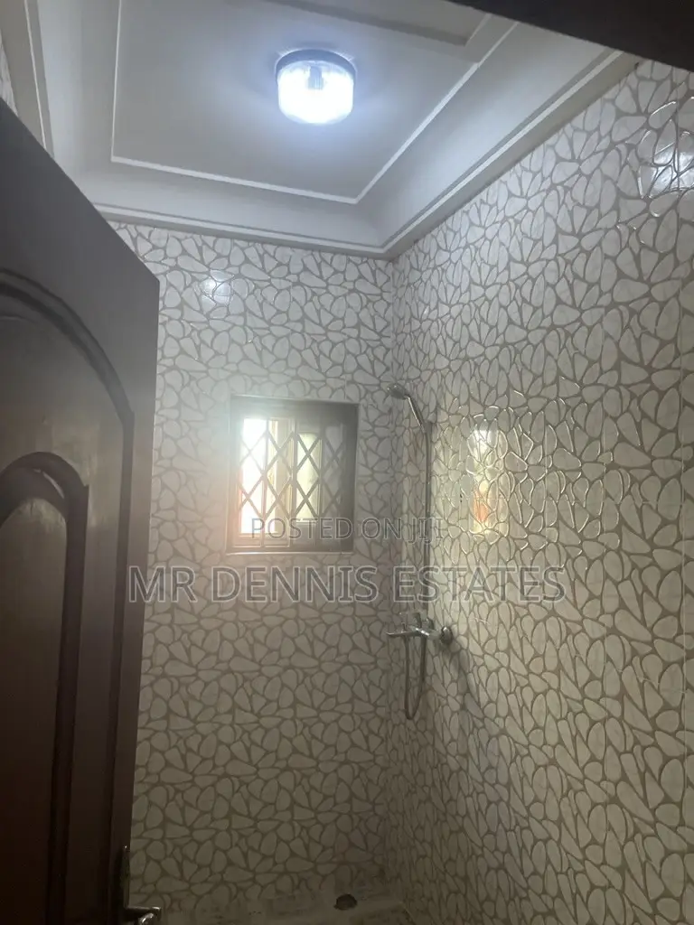 3bdrm Apartment in Westhills Mall for rent