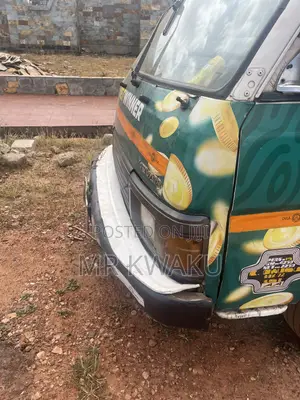 Nissan Caravan (Urvan) 2002 Green