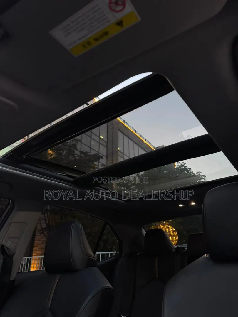 Toyota Camry XLE FWD (2.5L 4cyl 8AM) 2018 White