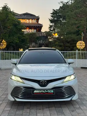Toyota Camry XLE FWD (2.5L 4cyl 8AM) 2018 White