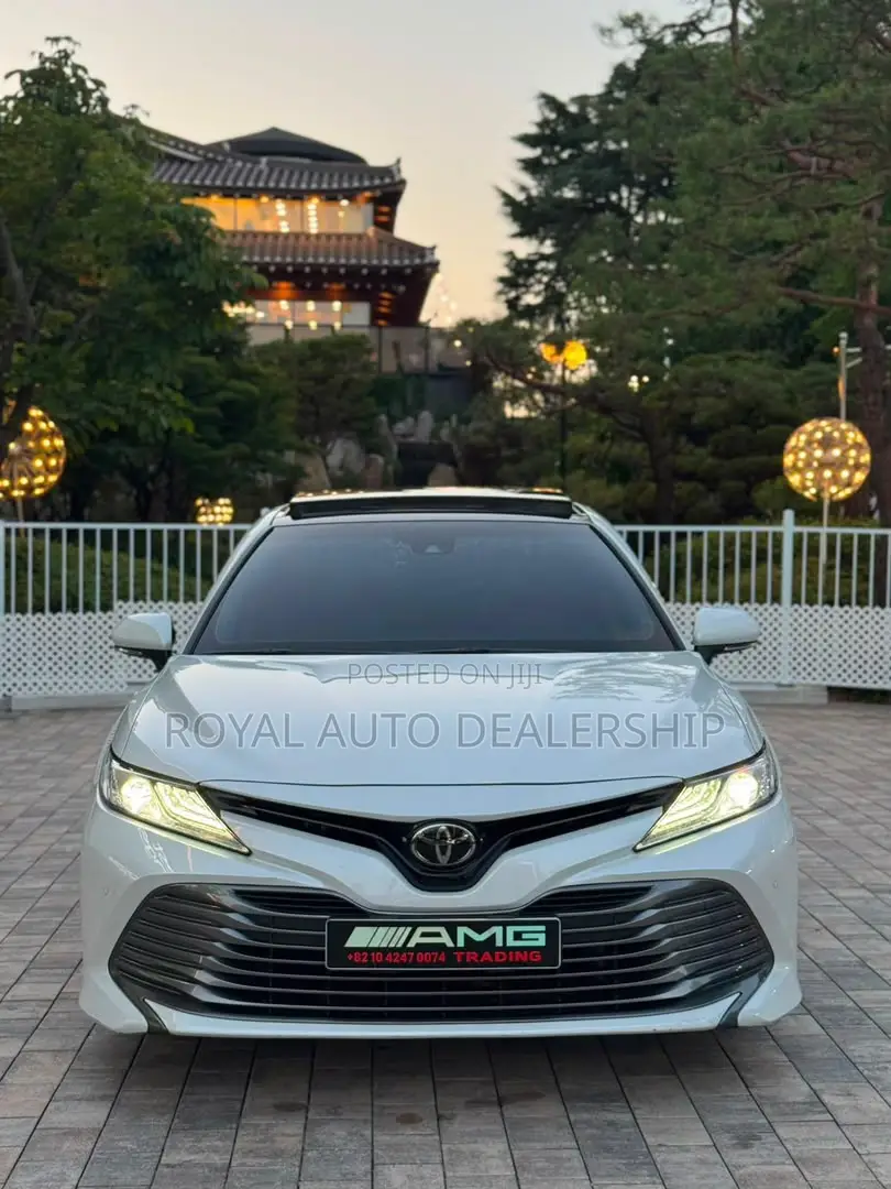 Toyota Camry XLE FWD (2.5L 4cyl 8AM) 2018 White