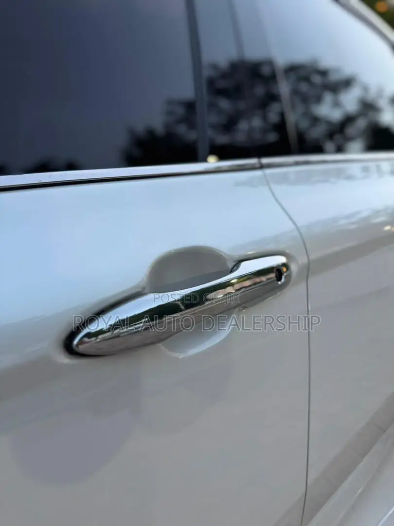 Toyota Camry XLE FWD (2.5L 4cyl 8AM) 2018 White