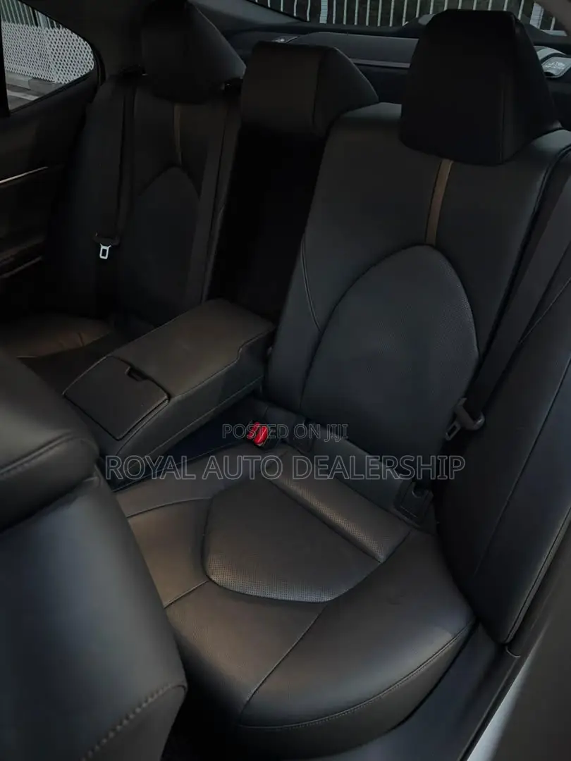 Toyota Camry XLE FWD (2.5L 4cyl 8AM) 2018 White