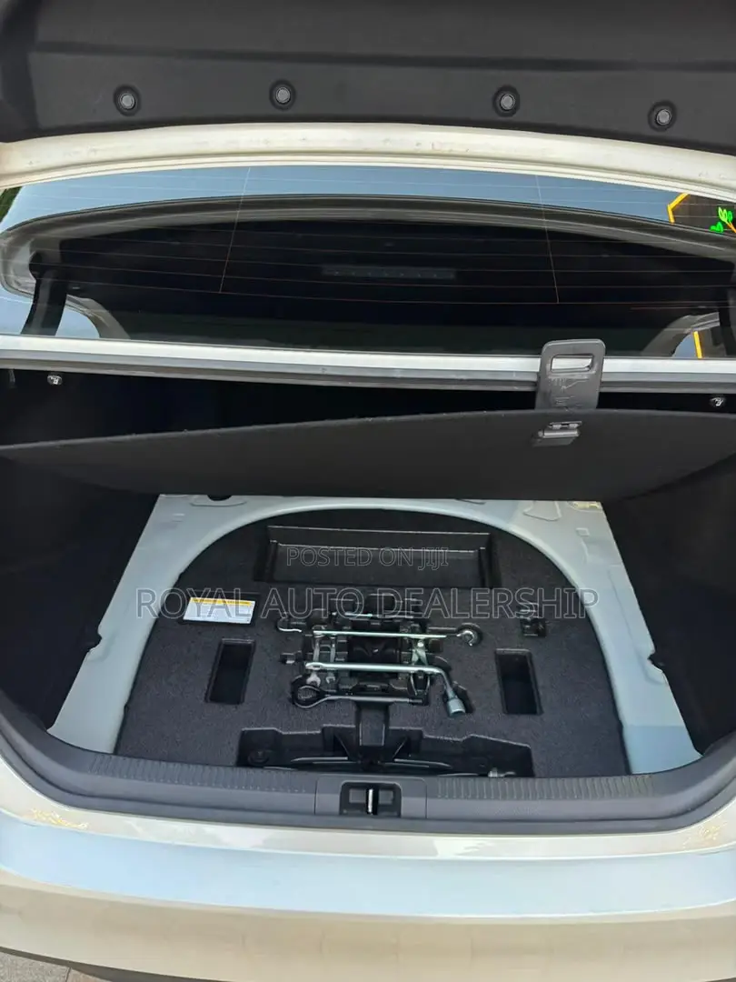 Toyota Camry XLE FWD (2.5L 4cyl 8AM) 2018 White