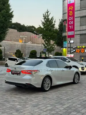 Toyota Camry XLE FWD (2.5L 4cyl 8AM) 2018 White