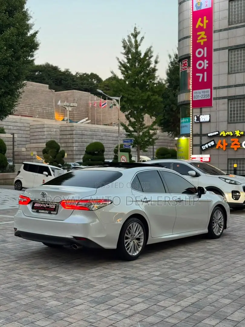 Toyota Camry XLE FWD (2.5L 4cyl 8AM) 2018 White