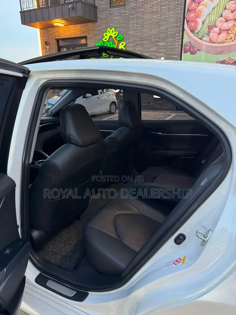 Toyota Camry XLE FWD (2.5L 4cyl 8AM) 2018 White