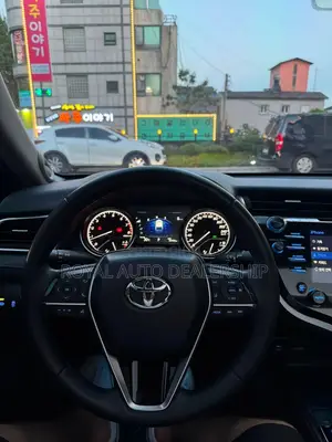 Toyota Camry XLE FWD (2.5L 4cyl 8AM) 2018 White