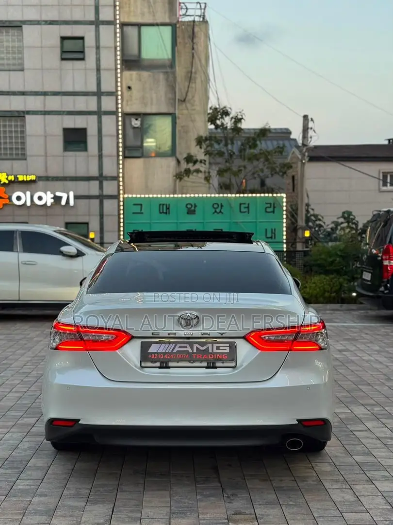 Toyota Camry XLE FWD (2.5L 4cyl 8AM) 2018 White