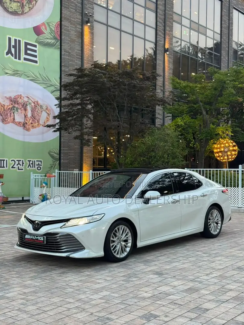 Toyota Camry XLE FWD (2.5L 4cyl 8AM) 2018 White