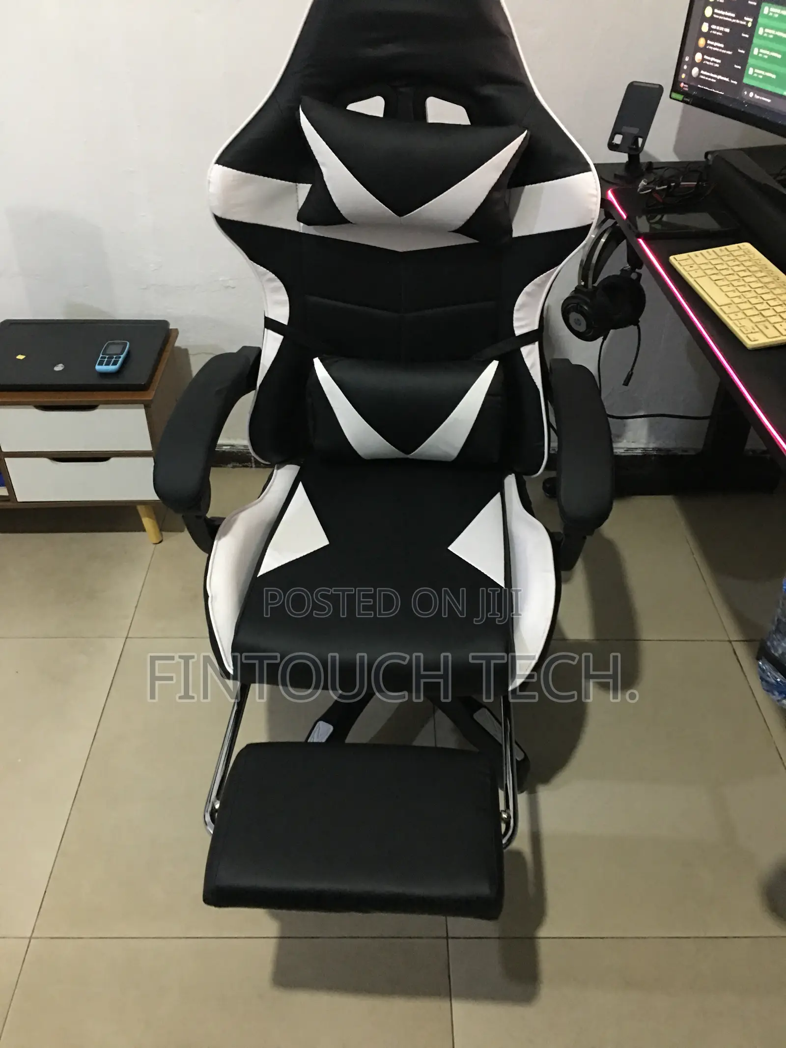 Gaming Chair With Recline Function and Leg Rest