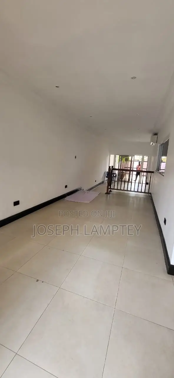 3bdrm House in Joseph Lamptey, Airport Residential Area for rent