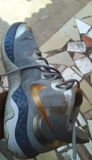 Original "NIKE RENEW ELEVATE" Basketball Sneaker