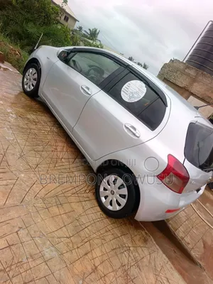 Toyota Vitz 2010 Silver