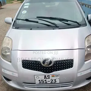 Toyota Vitz 2010 Silver