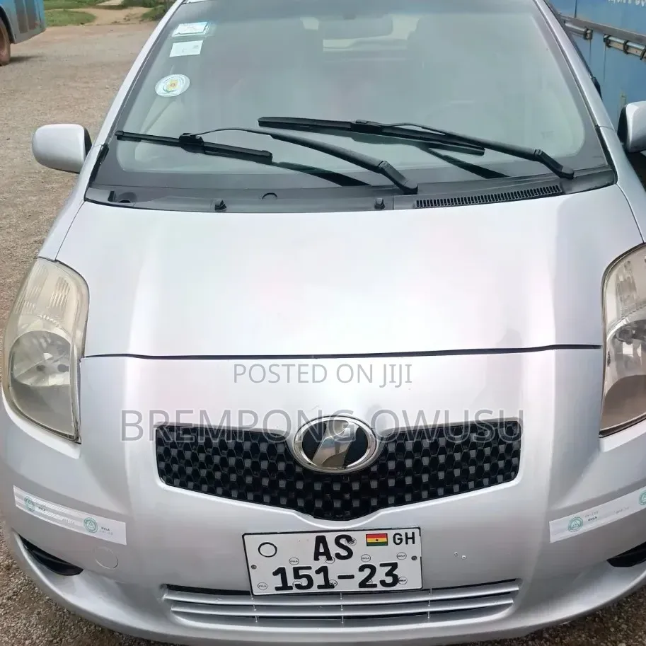 Toyota Vitz 2010 Silver