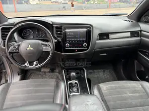 Mitsubishi Outlander SE FWD 2020 Gray