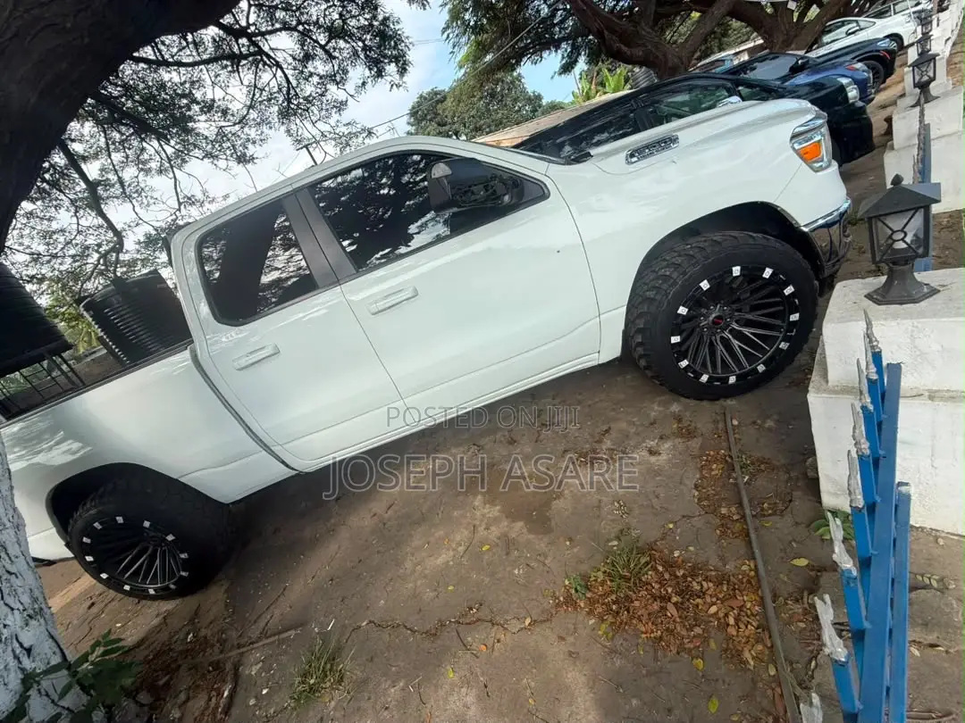 RAM 1500 2021 White