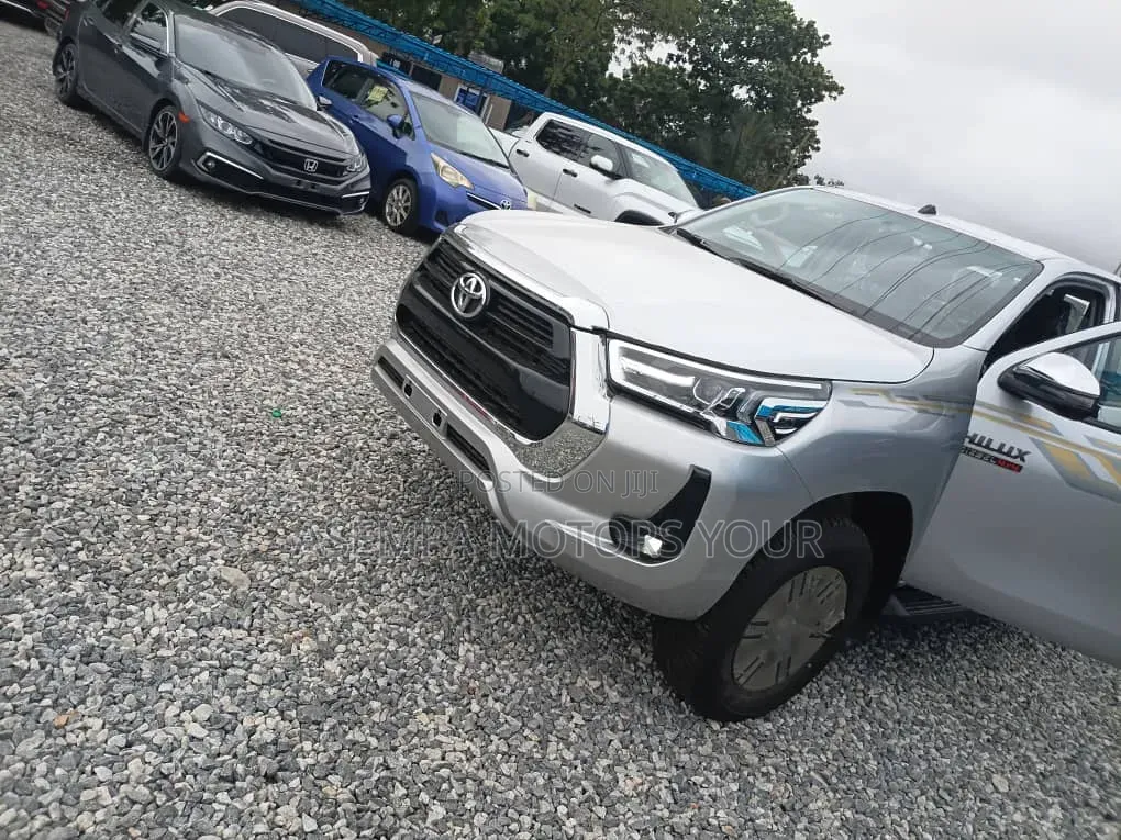 New Toyota Hilux 2025 Silver