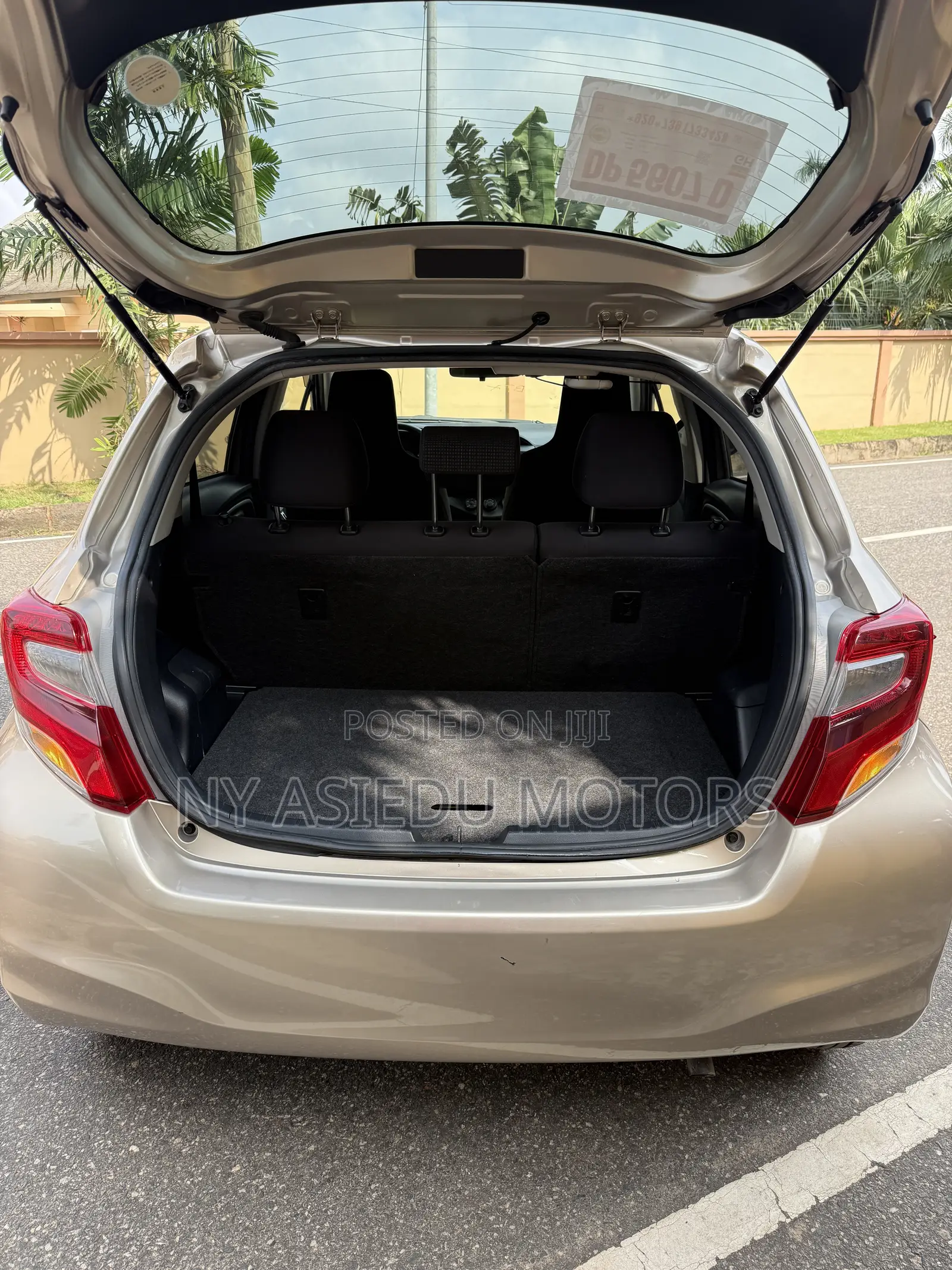 Toyota Vitz 1.3 FWD 3dr 2015 Gold