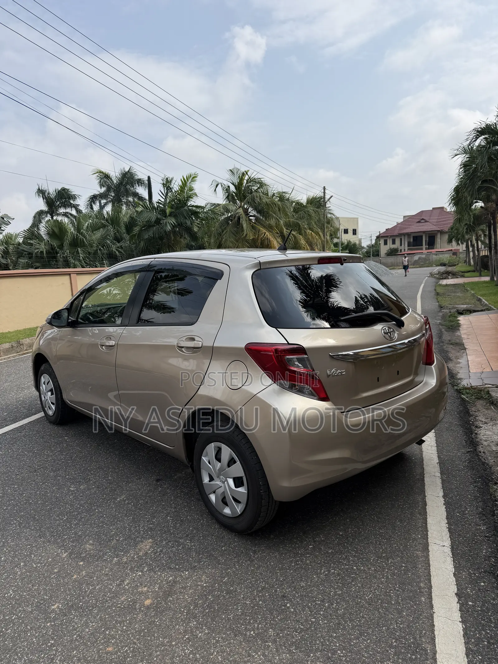 Toyota Vitz 1.3 FWD 3dr 2015 Gold