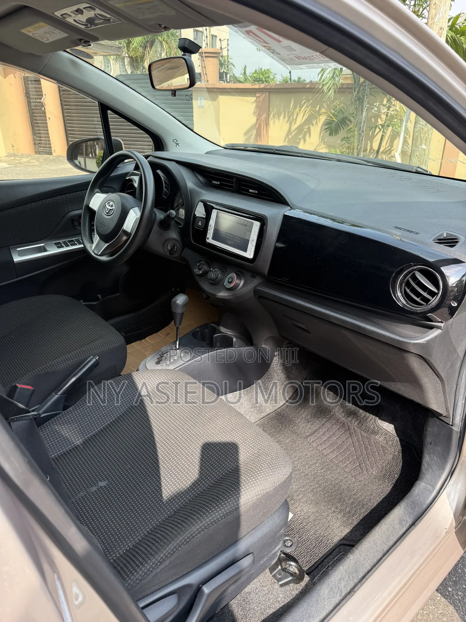 Toyota Vitz 1.3 FWD 3dr 2015 Gold