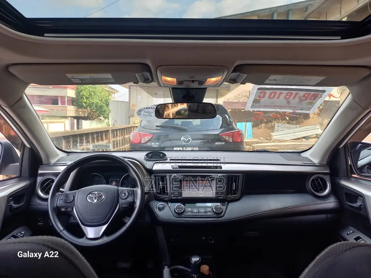 Toyota RAV4 XLE 4dr SUV (2.5L 4cyl 6A) 2018 White