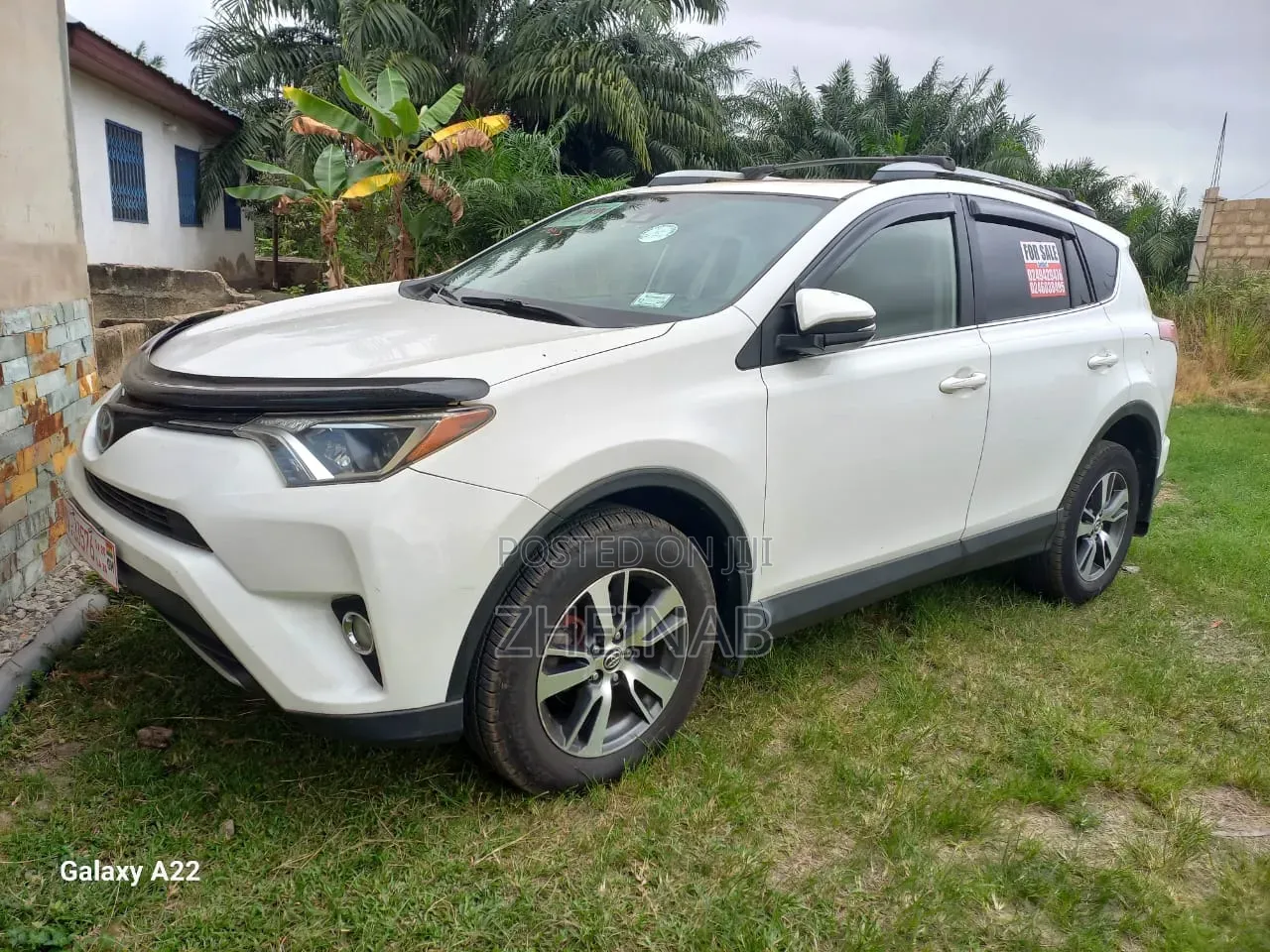 Toyota RAV4 XLE 4dr SUV (2.5L 4cyl 6A) 2018 White