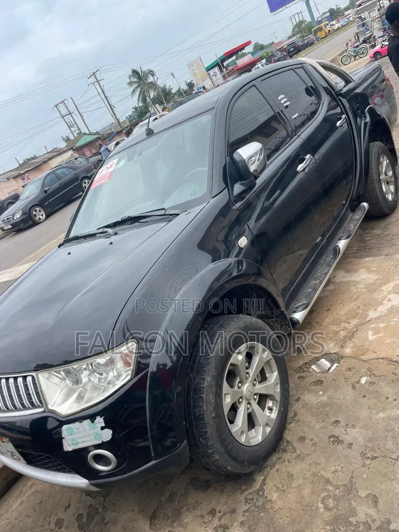 Mitsubishi L200 2012 Black