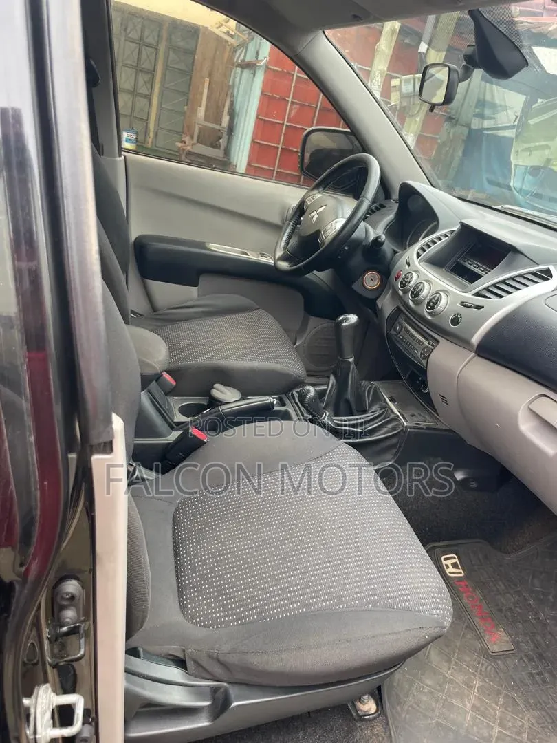 Mitsubishi L200 2012 Black