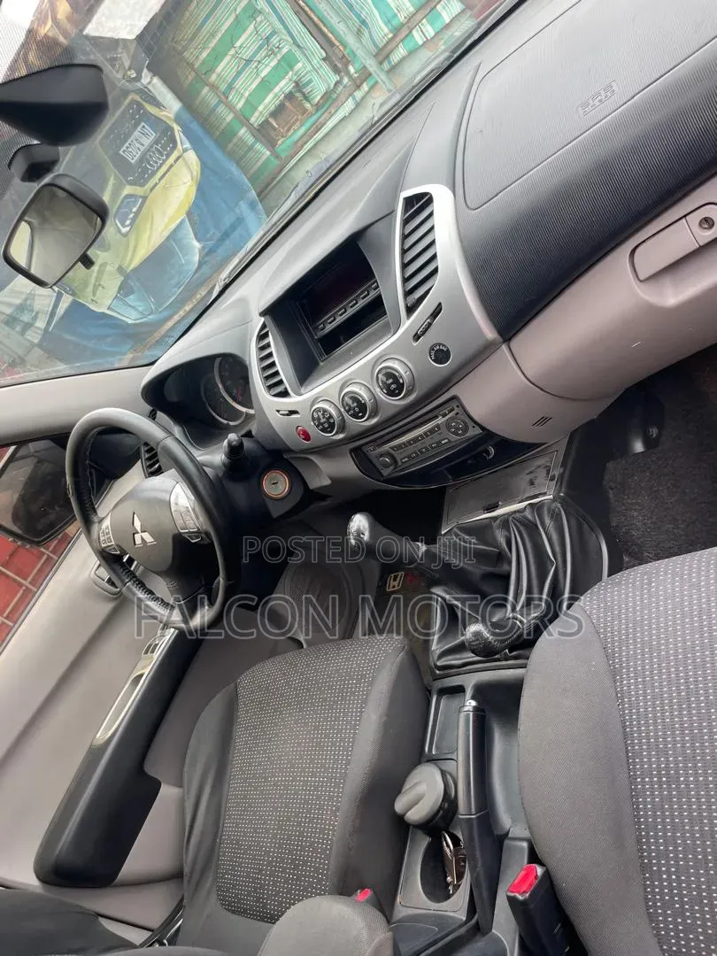 Mitsubishi L200 2012 Black