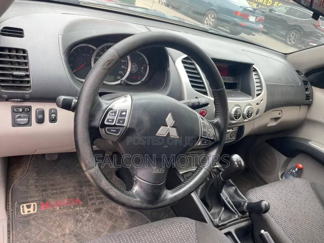 Mitsubishi L200 2012 Black