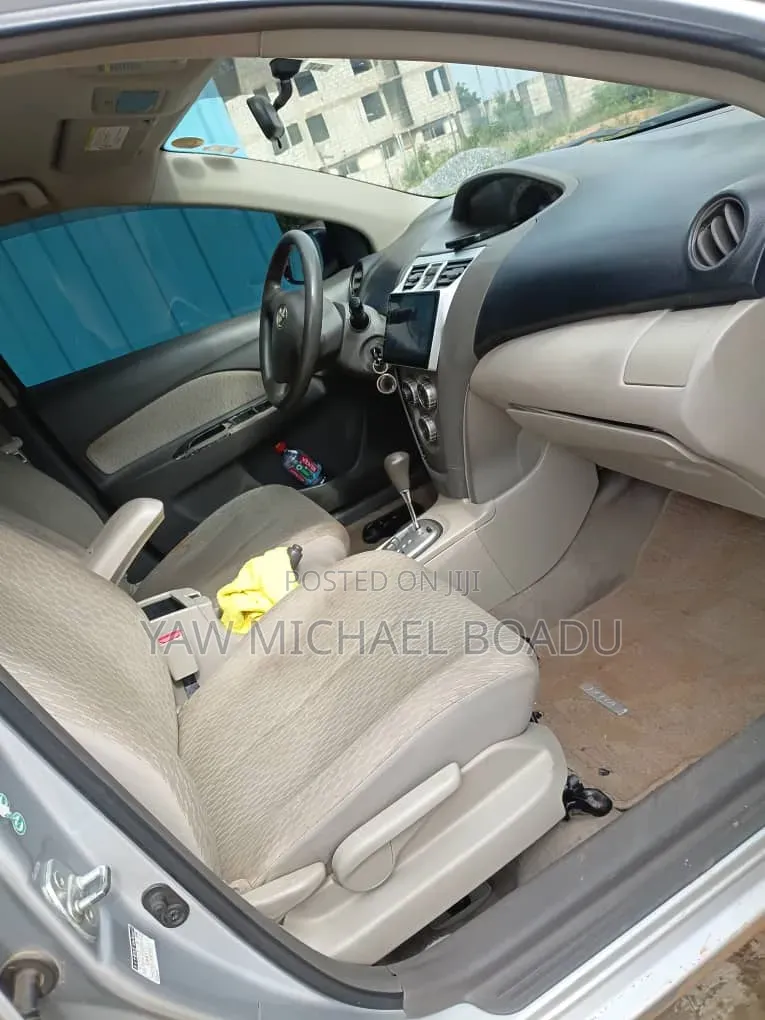 Toyota Belta 2010 Silver