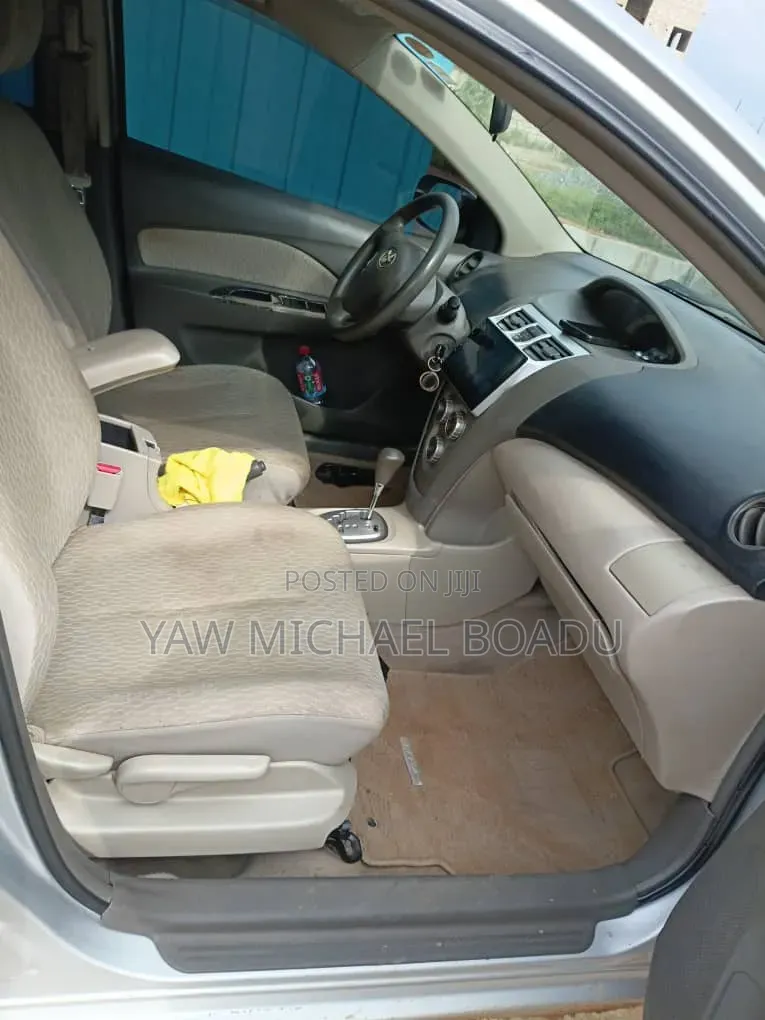 Toyota Belta 2010 Silver