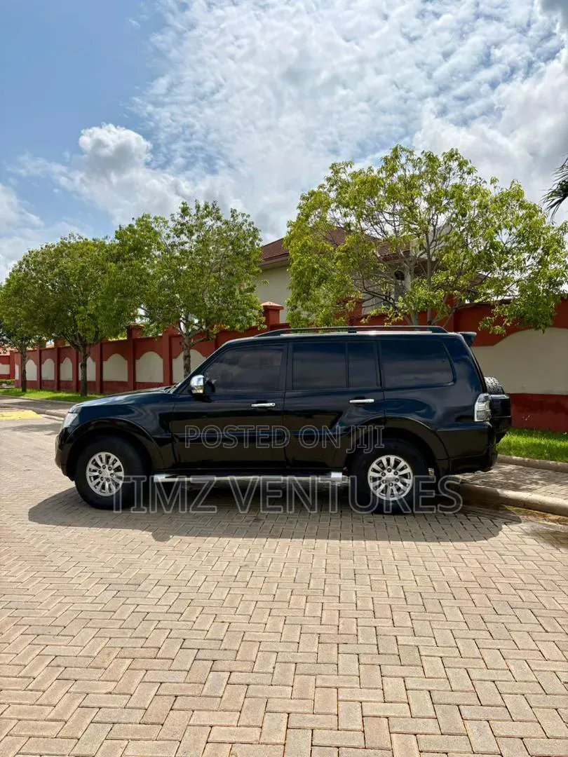 Mitsubishi Pajero 2015 Black