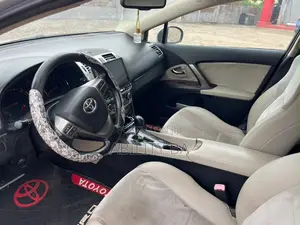 Toyota Avensis 2013 Silver