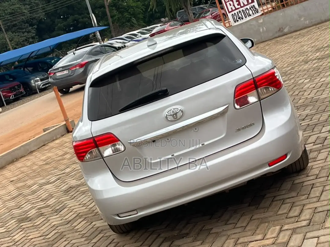 Toyota Avensis 2013 Silver