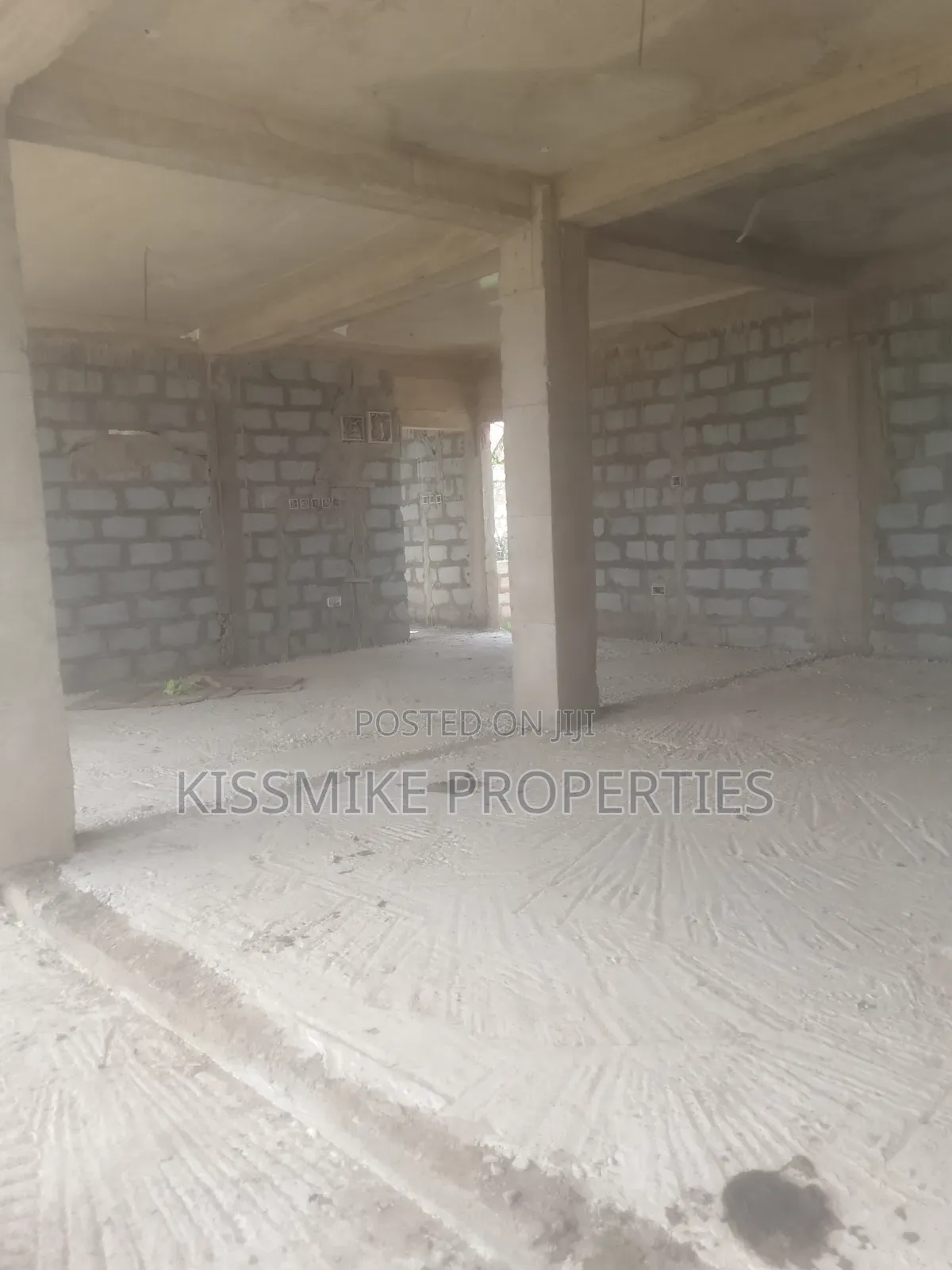 8bdrm Block of Flats in Kismike Investment, Nsawam Adoagyiri Municipal