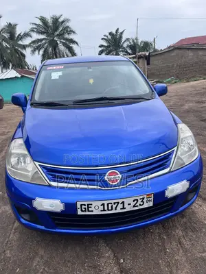 Nissan Versa 1.8 SL Hatchback 2011 Blue